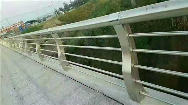 玉溪高速公路護(hù)欄廠家直銷