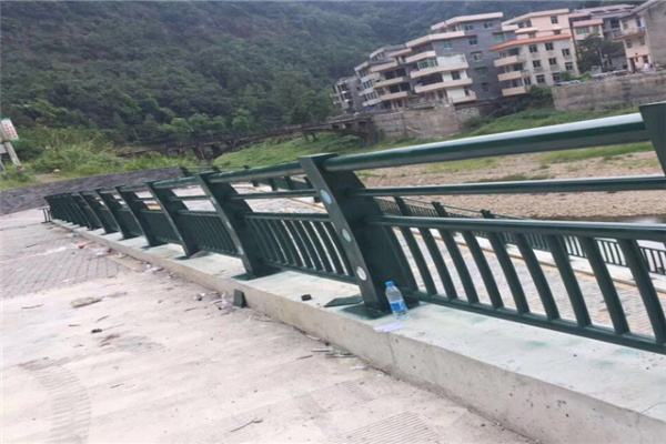 云南高速公路波形護(hù)欄板生產(chǎn)廠家