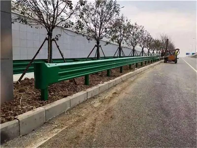 云南高速公路護欄板設(shè)備
