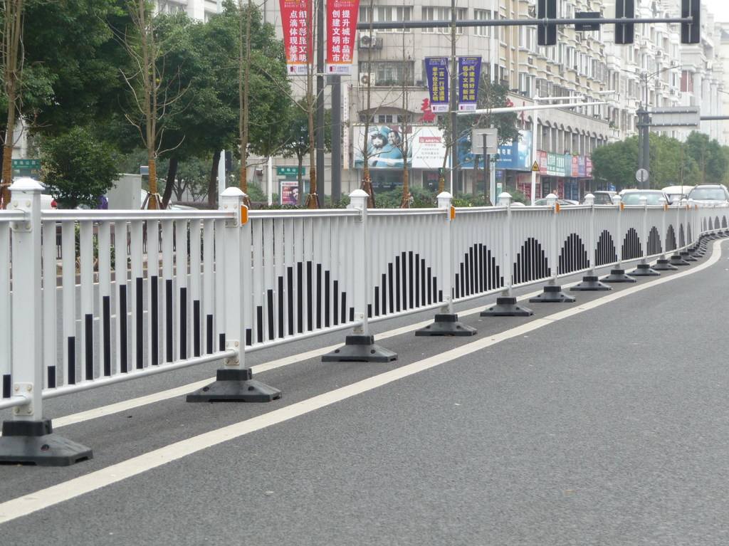 云南高速護(hù)欄安裝招工