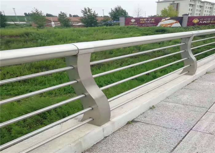 云南高速護欄板施工