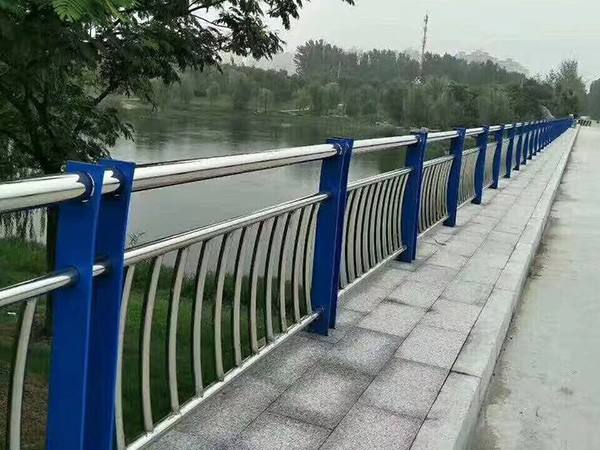 云南高速護(hù)欄報價